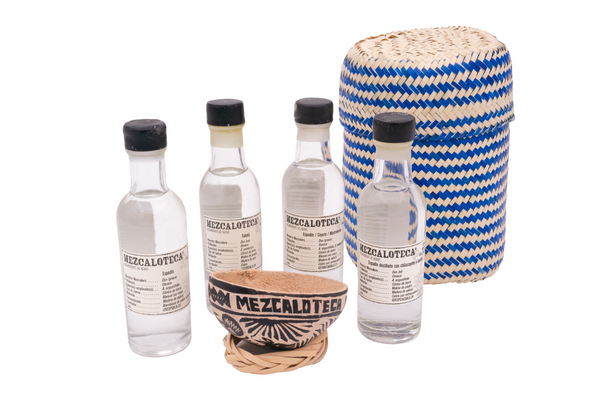 Canasto tejido de palma con cuatro camineras de 50 ml, una jícara labrada y un aro de palma