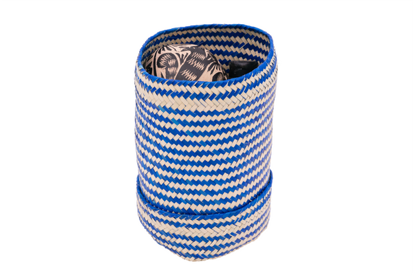 Canasto tejido de palma con cuatro camineras de 50 ml, una jícara labrada y un aro de palma